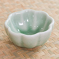Cuenco de cerámica, 'Flower Bloom in Green' - Cuenco de cerámica celadón hecho a mano
