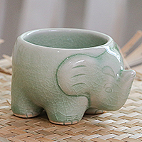 Taza de té de cerámica Celadon, 'Lanna Elephant' - Taza de té Celadon hecha a mano en verde