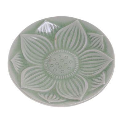 Celadon-Keramik-Teller mit Fuß, „Lanna Lotus“ – Teller mit Blumenmotiv