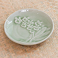Plato de postre de cerámica celadón, 'Ramo de orquídeas' - Plato de postre artesanal de celadón