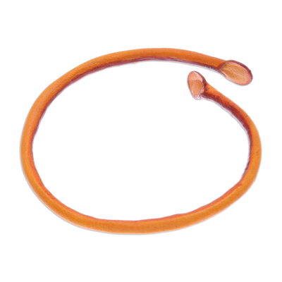 Manschettenarmband aus Leder - Thailändisches handgefertigtes Unisex-Manschettenarmband aus gefärbtem Leder in Orange