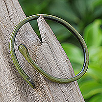 Ledermanschettenarmband, „Young Bud in Olive“ – Unisex-Manschettenarmband aus grün gefärbtem Leder, handgefertigt in Thailand
