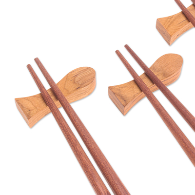 Juego de palillos de madera de teca (juego de 4) - 4 pares de palillos de madera de teca con soportes de Tailandia