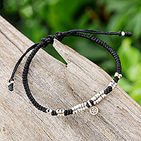 Makramee-Armband aus Silber mit Anhänger, „Petite Flower in Black“ – Makramee-Armband aus thailändischem Silber mit Anhänger und Perlen in Schwarz