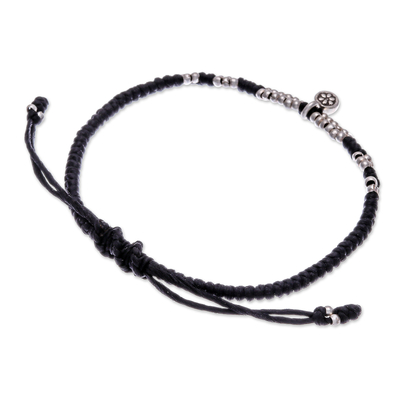 Silbernes Makramee-Armband mit Anhänger - Thailändisches Makramee-Armband aus Silber mit Anhänger und Perlen in Schwarz