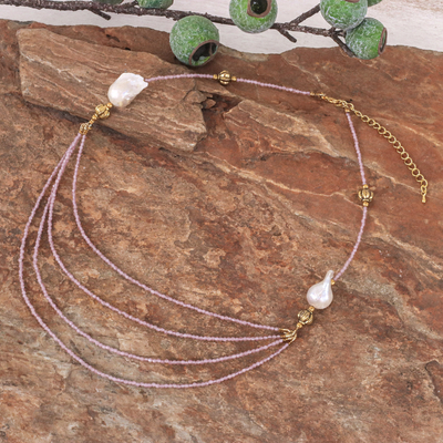 Halskette mit Anhänger aus Quarz und Zuchtperlen mit Goldakzenten - Thailändische Halskette mit Anhänger aus 18-karätigem Gold mit Perlen und Quarz