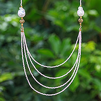 Collar con colgante de cuarzo rosa y perlas cultivadas con detalles en oro, 'Icy Shores in Pink' - Collar con colgante de perlas y cuarzo rosa con detalles en oro de 18k