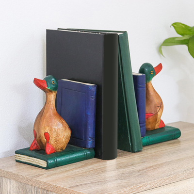 Buchstützen aus Holz, (Paar) - Paar Buchstützen aus Holz mit handgeschnitzten bunten Enten