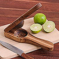 Exprimidor de cítricos de madera, 'Summer Meal' - Exprimidor de cítricos de madera de teca hecho a mano en Tailandia