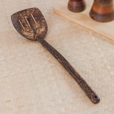 Cáscara de coco y espátula ranurada de madera - Cáscara de coco hecha a mano y espátula ranurada de madera con líneas