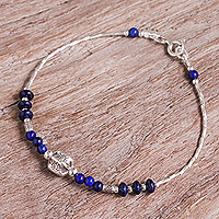 Armband mit Lapislazuli-Perlenanhänger, „Blaues Sechseck“ – Lapislazuli- und Silberperlenarmband mit Sechseckanhänger