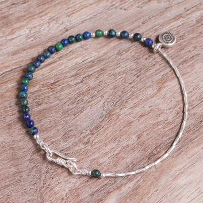 Bettelarmband aus Azure-Malachit-Perlen – Perlenarmband mit Silberanhänger und azurblauen Malachitsteinen