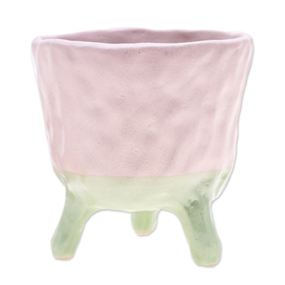 Macetero artesanal de cerámica rosa con diseño de tres patas