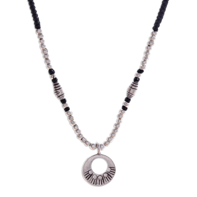 Halskette mit Anhänger aus silbernen Perlen - Schwarze geflochtene Anhänger-Halskette mit silbernen Perlen