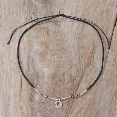 Halskette mit Anhänger aus silbernen Perlen - Schwarze geflochtene Anhänger-Halskette mit silbernen Perlen