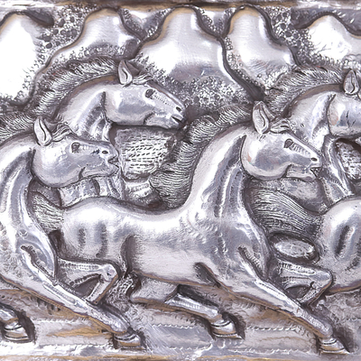 Wandtafel aus Aluminium-Repousse, 'Acht Pferde - Handgefertigte gerahmte Aluminium-Repousse-Wandplatte aus Thailand