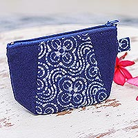 Batik-Geldbörse aus Baumwolle, „Indigo Blossoms“ – Batik-Geldbörse aus Indigo-Baumwolle mit Reißverschluss