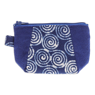 Monedero batik de algodón, 'Indigo Illusion' - Monedero de algodón Indigo con patrón en espiral y cremallera