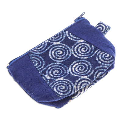 Monedero batik de algodón, 'Indigo Illusion' - Monedero de algodón Indigo con patrón en espiral y cremallera