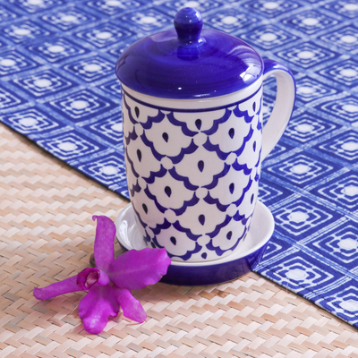 Taza y platillo de cerámica. - Juego de taza y plato de cerámica con tapa de piña azul.