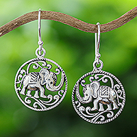 Pendientes colgantes de plata de ley, 'El origen de un sabio' - Pendientes colgantes de elefante de plata de ley con acabado pulido