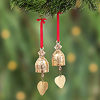 Brass ornaments, 'Elephant Bell' (par) - Par de adornos de campana de latón con elefantes y cintas rojas