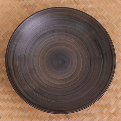 Kuchenteller aus Keramik - Keramik-Kuchenteller in einem braunen Farbton, handgefertigt in Thailand
