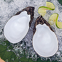 Platos de merienda de cerámica, 'Ocean Manna' (par) - Platos de merienda de ostras de cerámica hechos a mano de Tailandia (par)