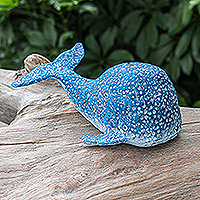 Statuette aus recyceltem Papier, „Whale Planet“ – Handgefertigte Walstatuette aus recyceltem Papier in Blau