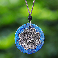 Halskette mit Anhänger aus recyceltem Gips mit Aluminiumakzent, „Blue Flowering“ – Halskette mit blauem Blumenanhänger aus recyceltem Gips
