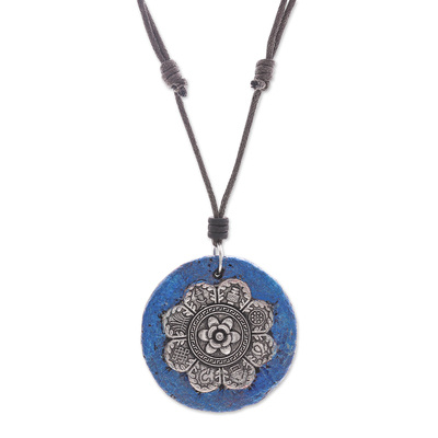 Collar con colgante de yeso reciclado con detalles en aluminio - Collar con colgante floral azul hecho con yeso reciclado