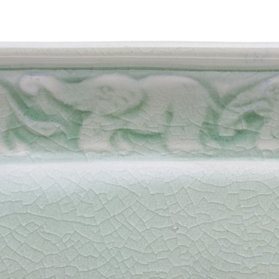 Bandeja de cerámica celadón - Bandeja de cerámica celadón con tema de elefante hecha a mano.