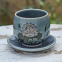 Taza y platillo de cerámica Celadon, 'Luxuriant Lotus in Blue' - Taza y platillo azul de cerámica Celadon hecho a mano con flores