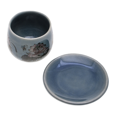 Tasse und Untertasse aus Celadon-Keramik - Handgefertigte blaue Tasse und Untertasse aus Celadon-Keramik mit Blumen