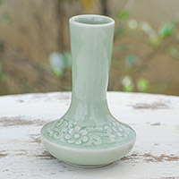 Jarrón de cerámica Celadon, 'In Bloom' - Jarrón de Cerámica Celadon hecho a mano con Motivo Floral en Verde
