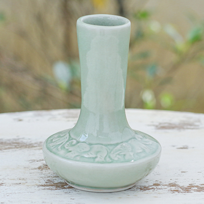 Celadon-Keramikvase - Handgefertigte Celadon-Keramikvase mit Elefantenmotiv in Grün
