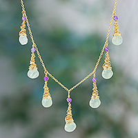 Vergoldete Prehnit- und Amethyst-Wasserfall-Halskette, „Wise Bliss“ – 24 Karat vergoldete Prehnit- und Amethyst-Wasserfall-Halskette