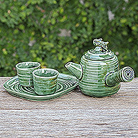 Juego de té de cerámica, 'Cozy Fins' - Juego de té de cerámica verde con temática de peces con dos tazas y una bandeja
