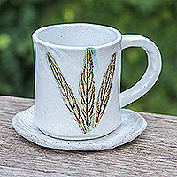 Taza y platillo de cerámica, 'Lovely Leaves' - Juego de tazas y platillos de cerámica hechos a mano con temática de hojas