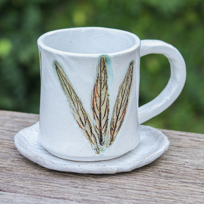 Taza y platillo de cerámica. - Juego de taza y plato de cerámica con diseño de hojas hecho a mano.