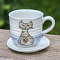 Taza y plato de cerámica, 'Whimsical Cat' - Juego de taza y plato de cerámica artesanal con motivo de gato