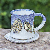 Keramiktasse und Untertasse, „Charming Leaves“ – Handgefertigtes Set aus Keramiktasse und Untertasse mit Blattmotiv