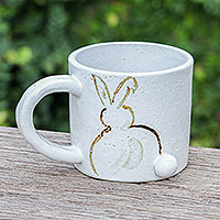 Taza de cerámica, 'Rabbit Aura' - Taza de cerámica blanca con temática de conejo hecha a mano en Tailandia