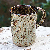 Keramiktasse, „Waldwärme“ – handgefertigte, blattbraune Keramiktasse mit rustikalem Finish