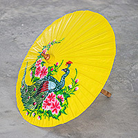 Sonnenschirm aus Baumwolle und Bambus, „Sunrise Divinity“ – handbemalter Sonnenschirm aus Baumwolle und Bambus mit Pfauenmotiv