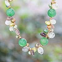 Perlenkette mit mehreren Edelsteinen und Goldakzenten, „Spring Vibe“ – Perlenkette mit mehreren Edelsteinen und 18 Karat vergoldetem Verschluss