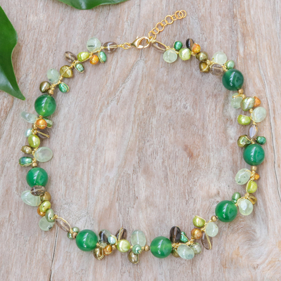 Perlenkette mit mehreren Edelsteinen und Goldakzenten - Perlenkette mit mehreren Edelsteinen und 18 Karat vergoldetem Verschluss