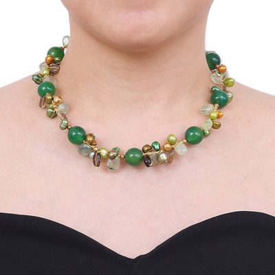 Perlenkette mit mehreren Edelsteinen und Goldakzenten - Perlenkette mit mehreren Edelsteinen und 18 Karat vergoldetem Verschluss