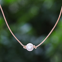 Collar colgante de cordón de perlas cultivadas, 'Alma Inocente' - Collar de cordón de cuero con colgante y cierre de perlas cultivadas