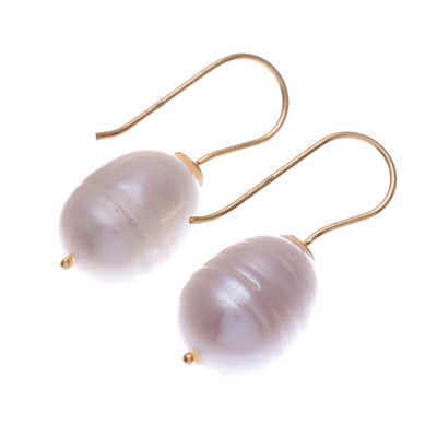 Pendientes colgantes de perlas cultivadas bañadas en oro - Aretes colgantes clásicos con perlas cultivadas bañadas en oro de 18k